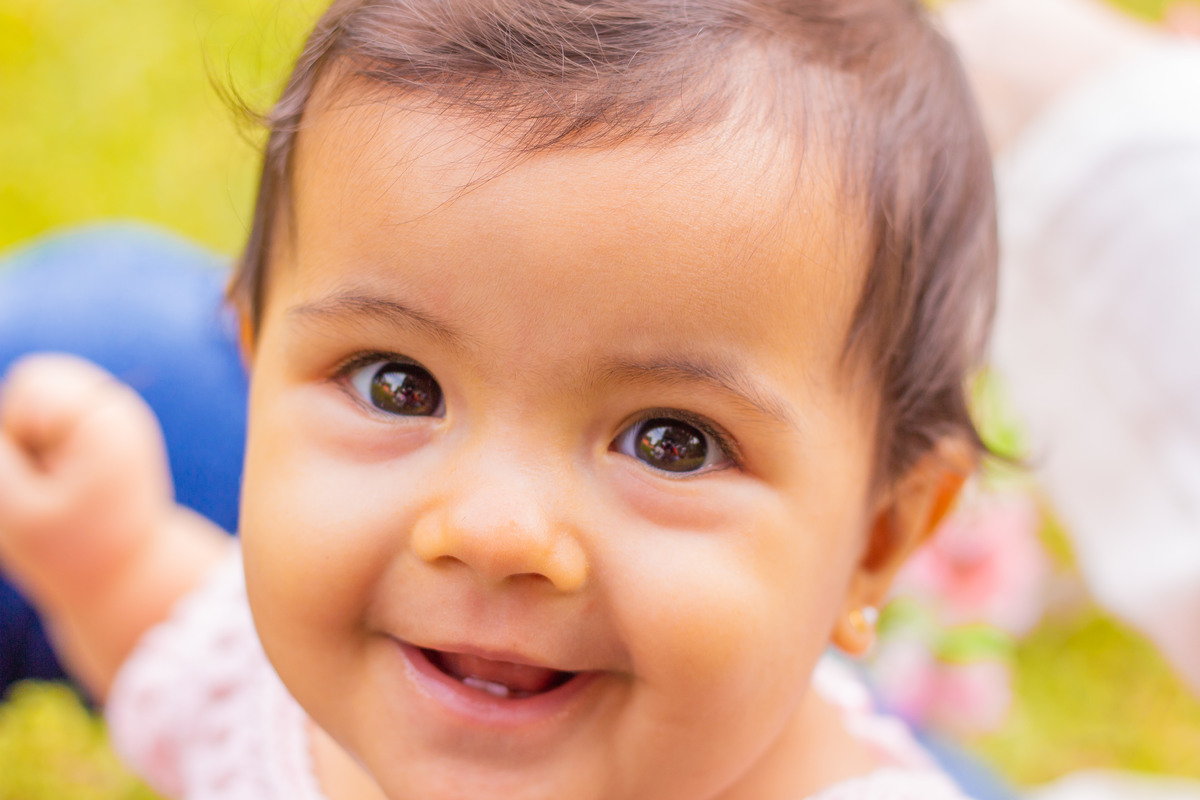 Ensaio jardim botânico de bauru, ensaio externo em bauru, ensaio infantil externo, ensaio de família externo, ensaio de bebê, bebê sorrindo e mostrando os dentinhos
