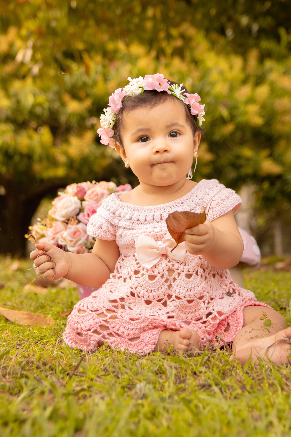 Ensaio jardim botânico de bauru, ensaio externo em bauru, ensaio infantil externo, ensaio de família externo, bebê brincando com folhas em seu jardim