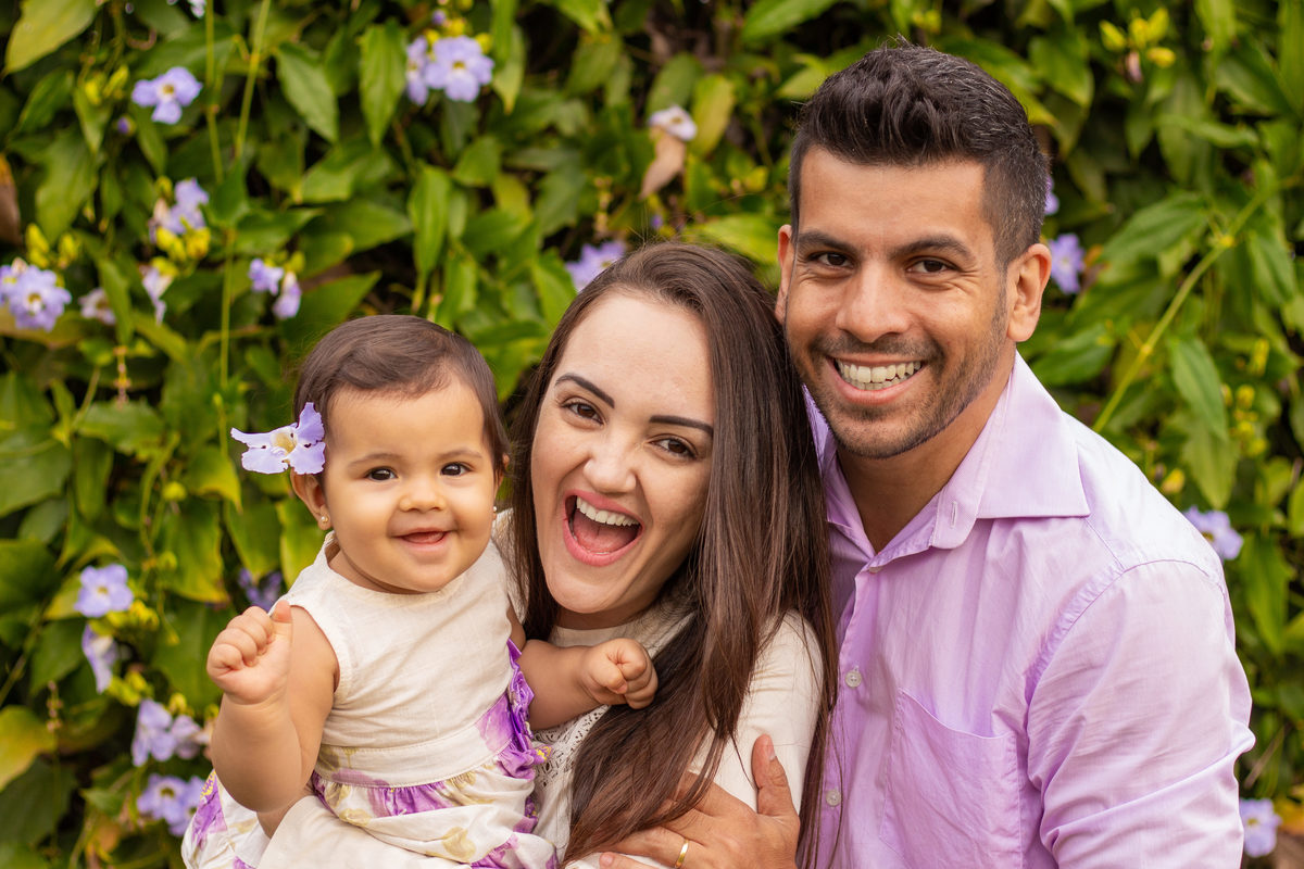 Ensaio jardim botânico de bauru, ensaio externo em bauru, ensaio infantil externo, ensaio de família externo, família brincando com flores 
