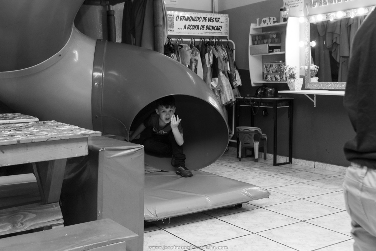 Buffet infantil Jardim das Festas, buffet infantil bauru, aniversário tema harry potter, aniversariante brincando em escorregador