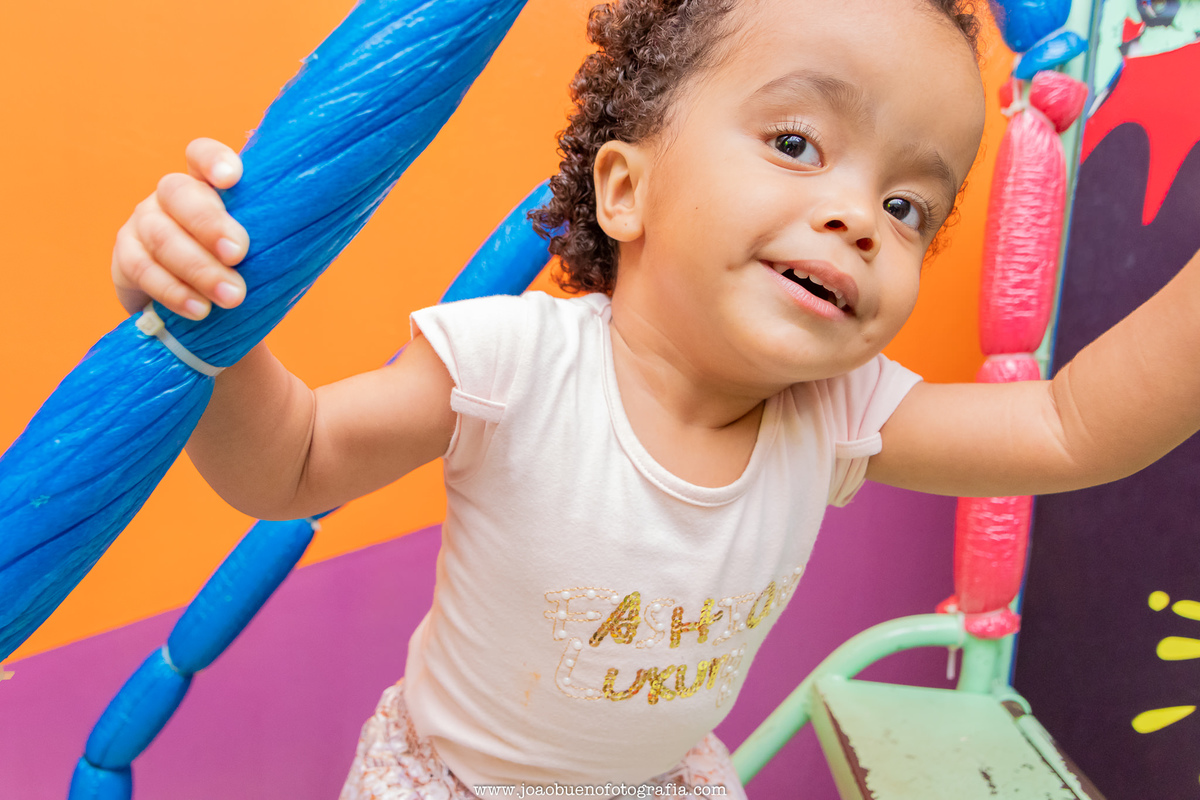 Buffet infantil Jardim das Festas, buffet infantil bauru, aniversário tema harry potter, menina sorrindo para a foto em aniversário