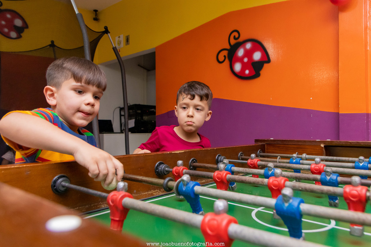 Buffet infantil Jardim das Festas, buffet infantil bauru, aniversário tema harry potter, crianças brincando no pebolim