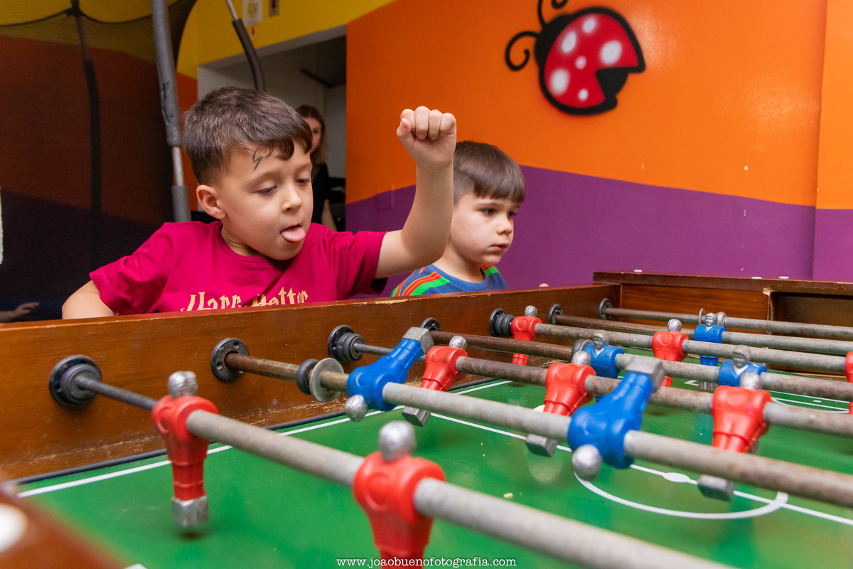 Buffet infantil Jardim das Festas, buffet infantil bauru, aniversário tema harry potter, crianças jogando pebolim