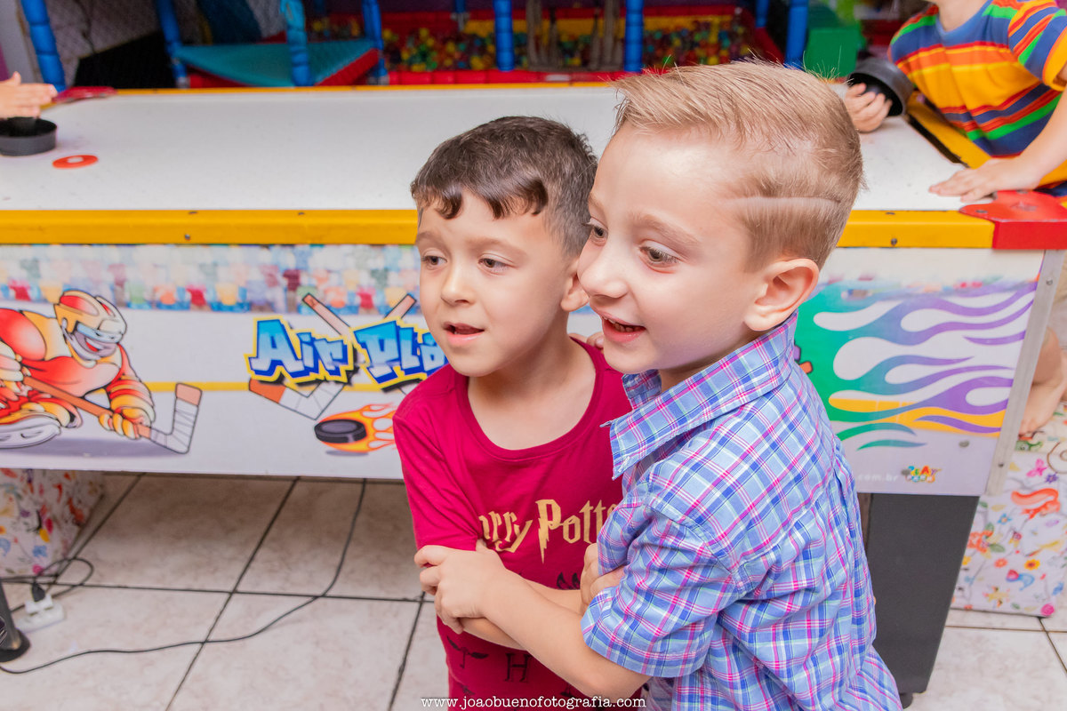 Buffet infantil Jardim das Festas, buffet infantil bauru, aniversário tema harry potter, amigos se abraçando em aniversário