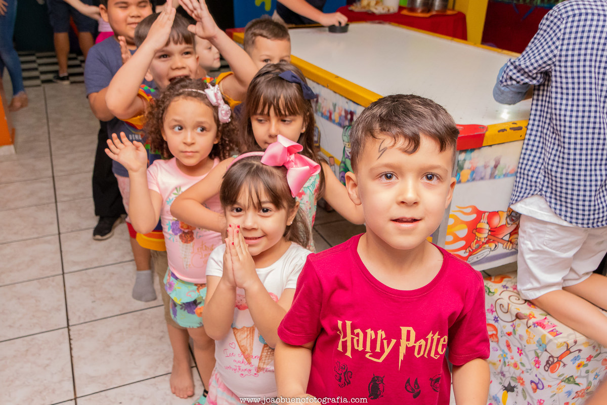 Buffet infantil Jardim das Festas, buffet infantil bauru, aniversário tema harry potter, crianças fazendo fila para comer