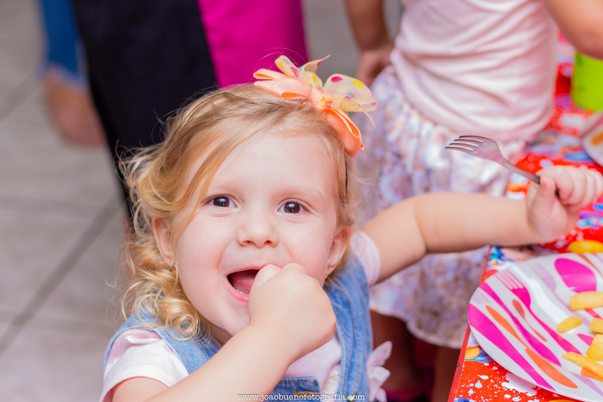 Buffet infantil Jardim das Festas, buffet infantil bauru, aniversário tema harry potter, menina comendo macarrão