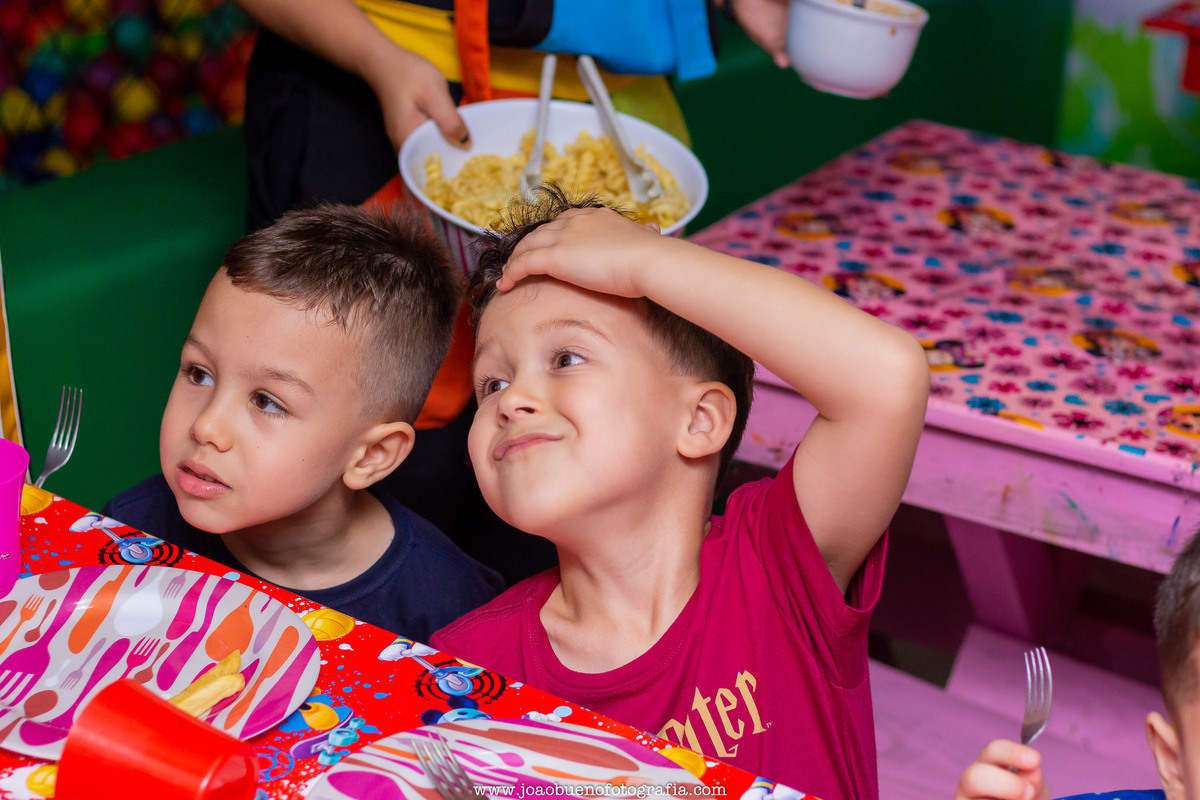 Buffet infantil Jardim das Festas, buffet infantil bauru, aniversário tema harry potter, menino mostrando a testa em aniversário