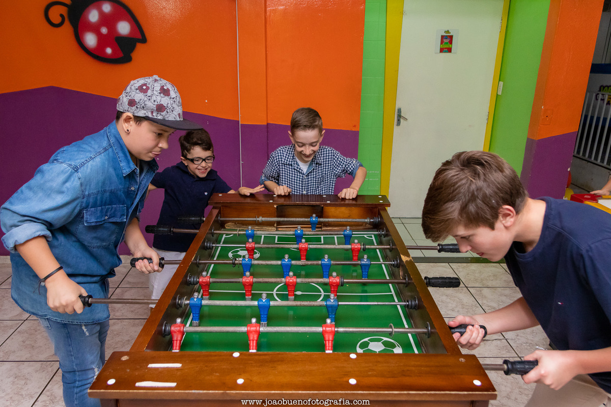 Buffet infantil Jardim das Festas, buffet infantil bauru, aniversário tema harry potter, amigos reunidos jogando pebolim