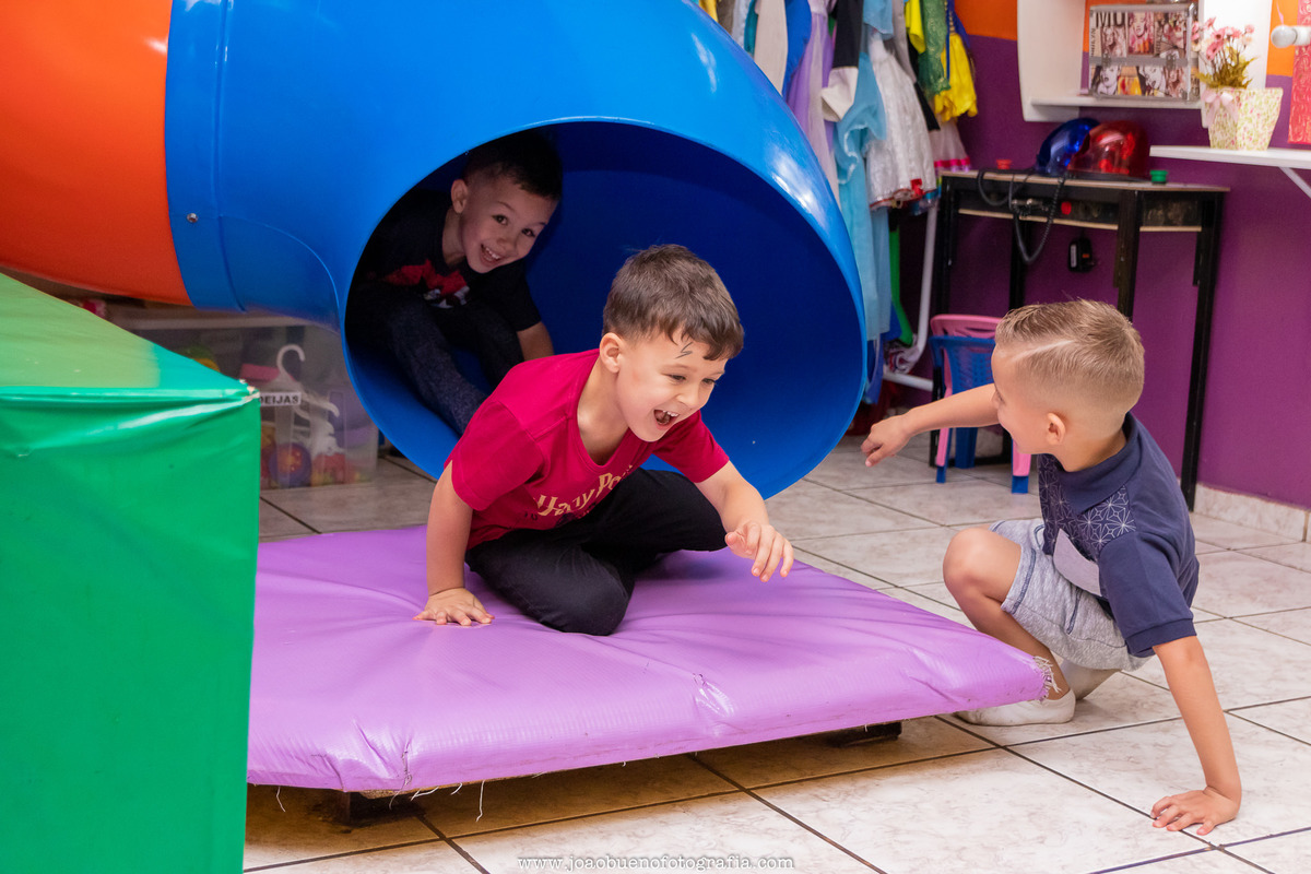 Buffet infantil Jardim das Festas, buffet infantil bauru, aniversário tema harry potter, aniversariante brincando de escorregar com seus amigos