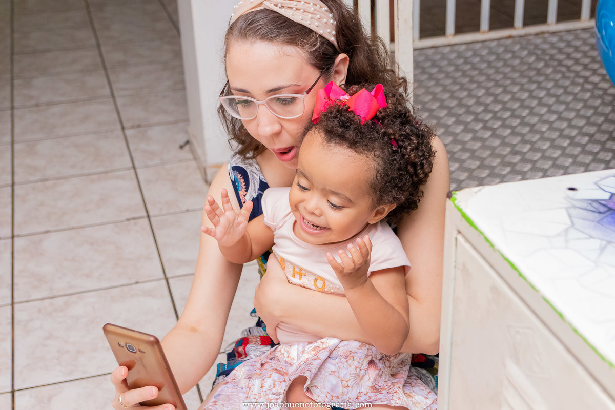 Buffet infantil Jardim das Festas, buffet infantil bauru, aniversário tema harry potter, mãe e filha tirando uma sefie em aniversário