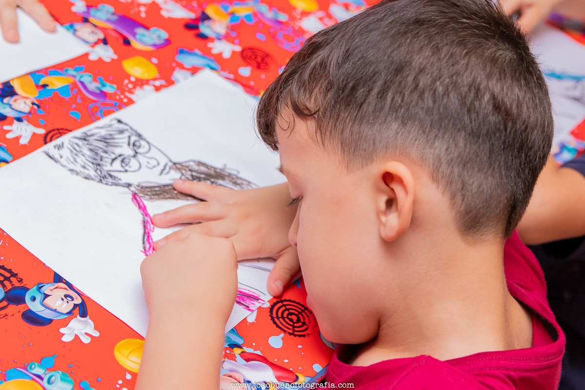 Buffet infantil Jardim das Festas, buffet infantil bauru, aniversário tema harry potter, aniversariante colorindo desenho do harry potter