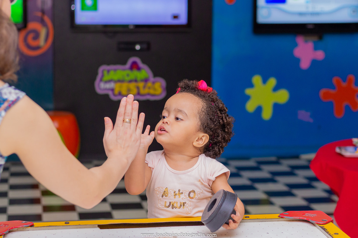 Buffet infantil Jardim das Festas, buffet infantil bauru, aniversário tema harry potter, criança brincando de air hockey com sua mãe