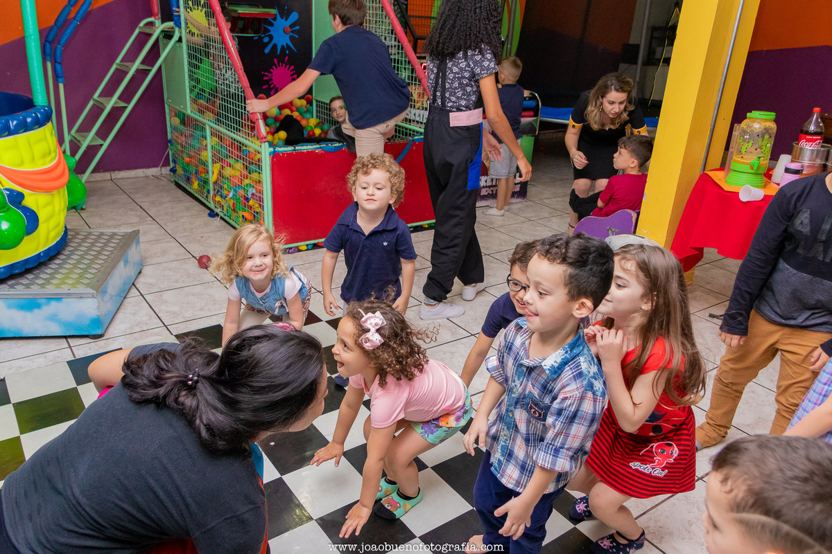 Buffet infantil Jardim das Festas, buffet infantil bauru, aniversário tema harry potter, crianças brincando de dançar em aniversário