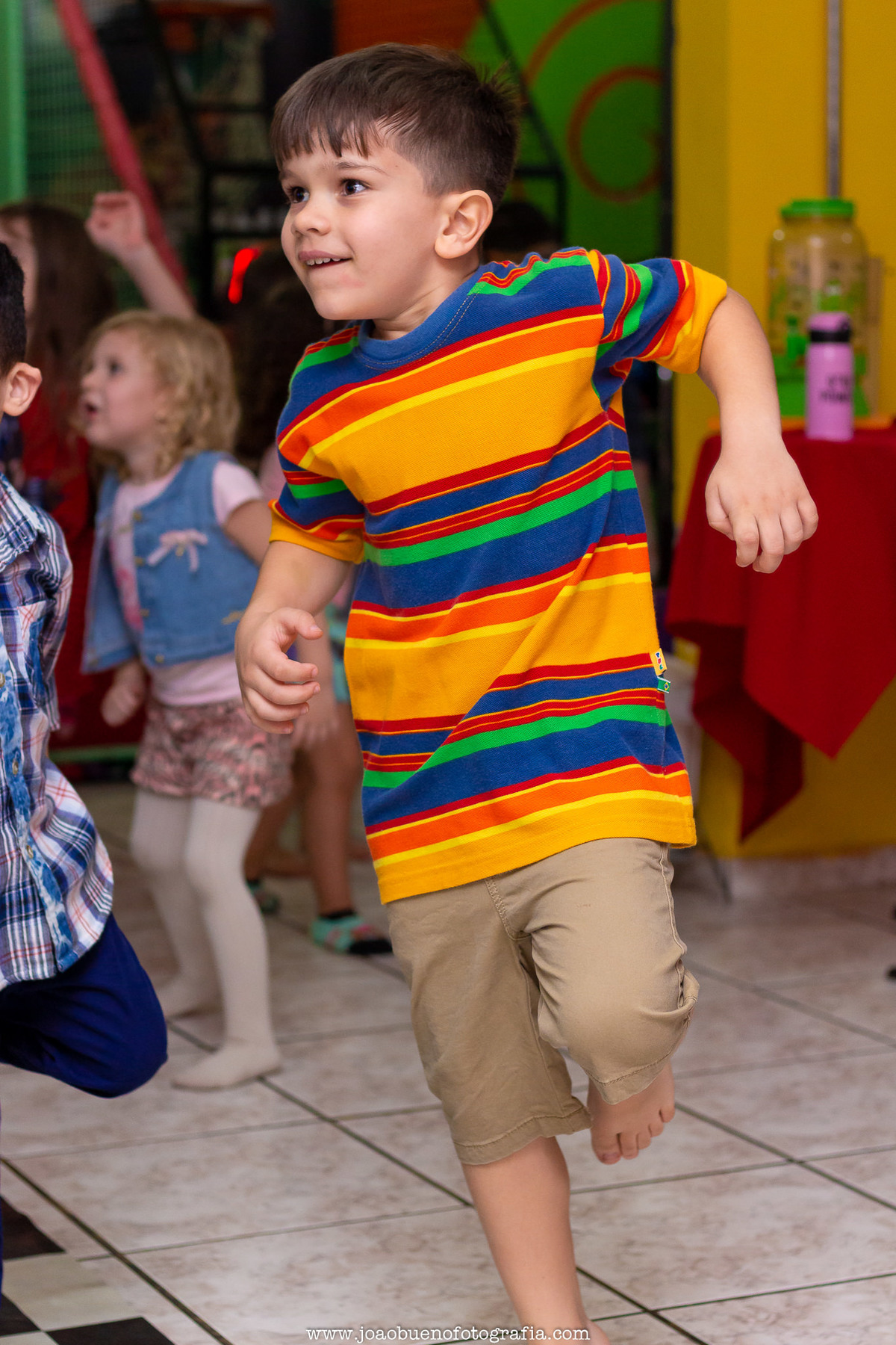 Buffet infantil Jardim das Festas, buffet infantil bauru, aniversário tema harry potter, convidado dançando em anivesário