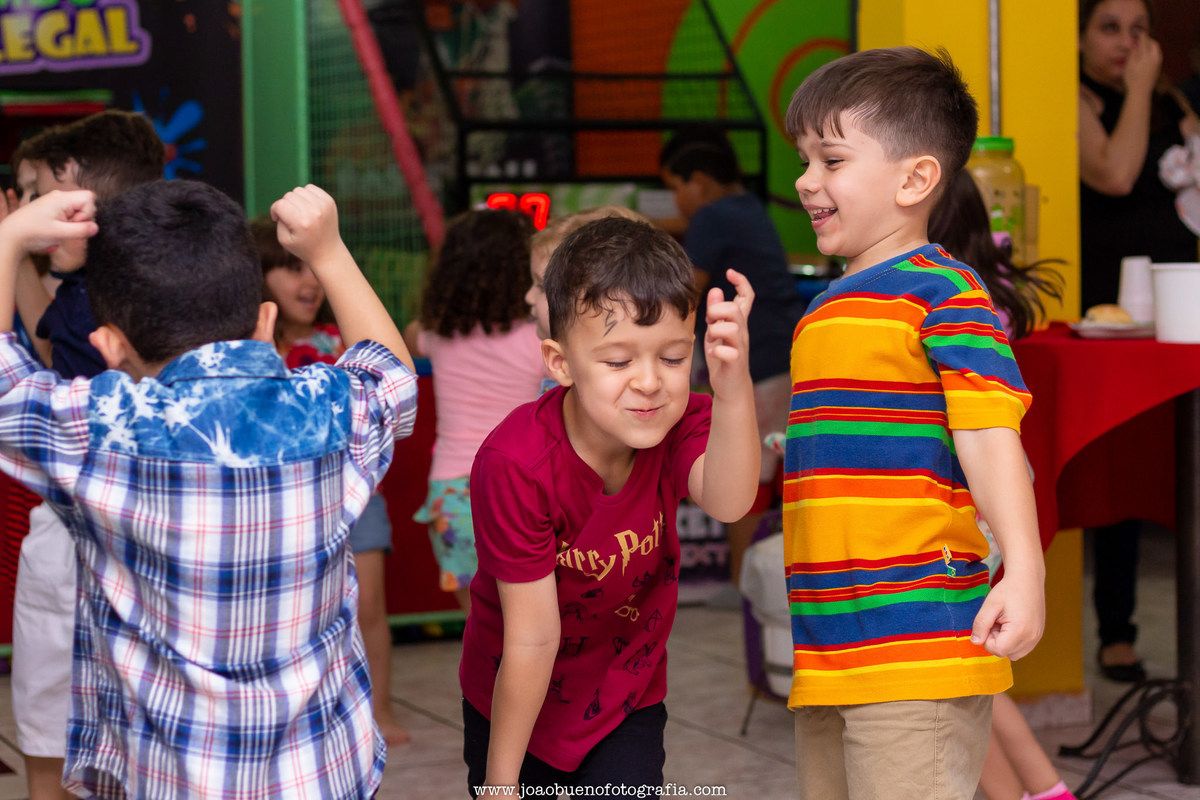 Buffet infantil Jardim das Festas, buffet infantil bauru, aniversário tema harry potter, amigos dançando em aniversário