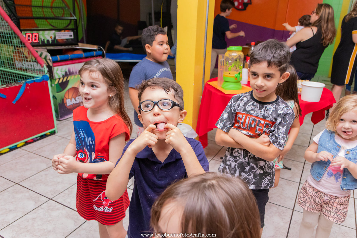 Buffet infantil Jardim das Festas, buffet infantil bauru, aniversário tema harry potter, crianças fazendo careta