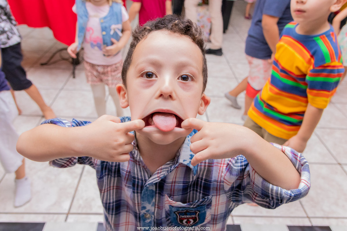 Buffet infantil Jardim das Festas, buffet infantil bauru, aniversário tema harry potter, menino fazendo careta em aniversário