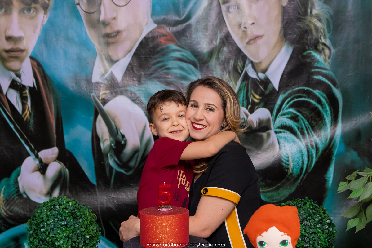 Buffet infantil Jardim das Festas, buffet infantil bauru, aniversário tema harry potter, mãe e filho se abraçando em aniversário