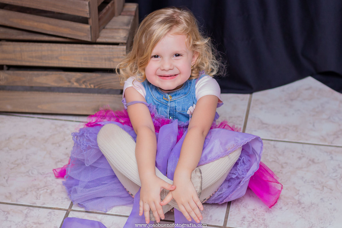 Buffet infantil Jardim das Festas, buffet infantil bauru, aniversário tema harry potter, menina sentada igual indio em aniversário