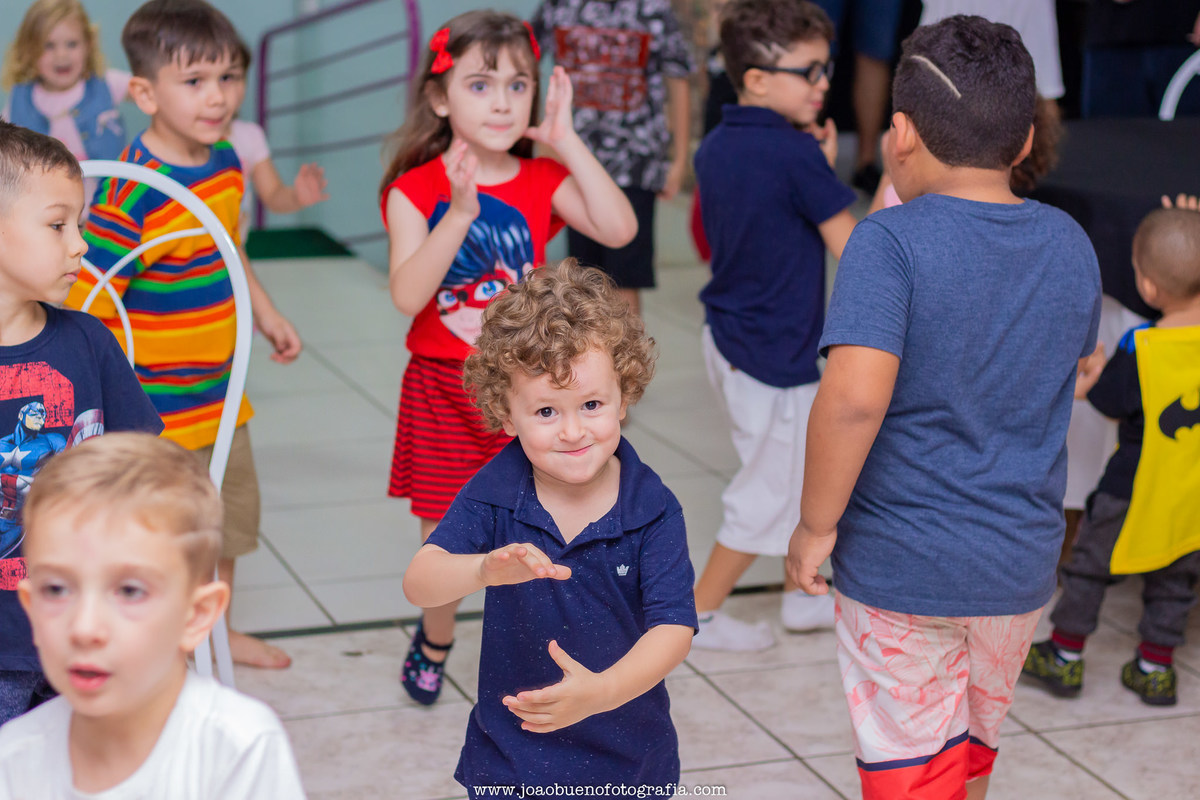 Buffet infantil Jardim das Festas, buffet infantil bauru, aniversário tema harry potter, amigos cantando parabéns em aniversário