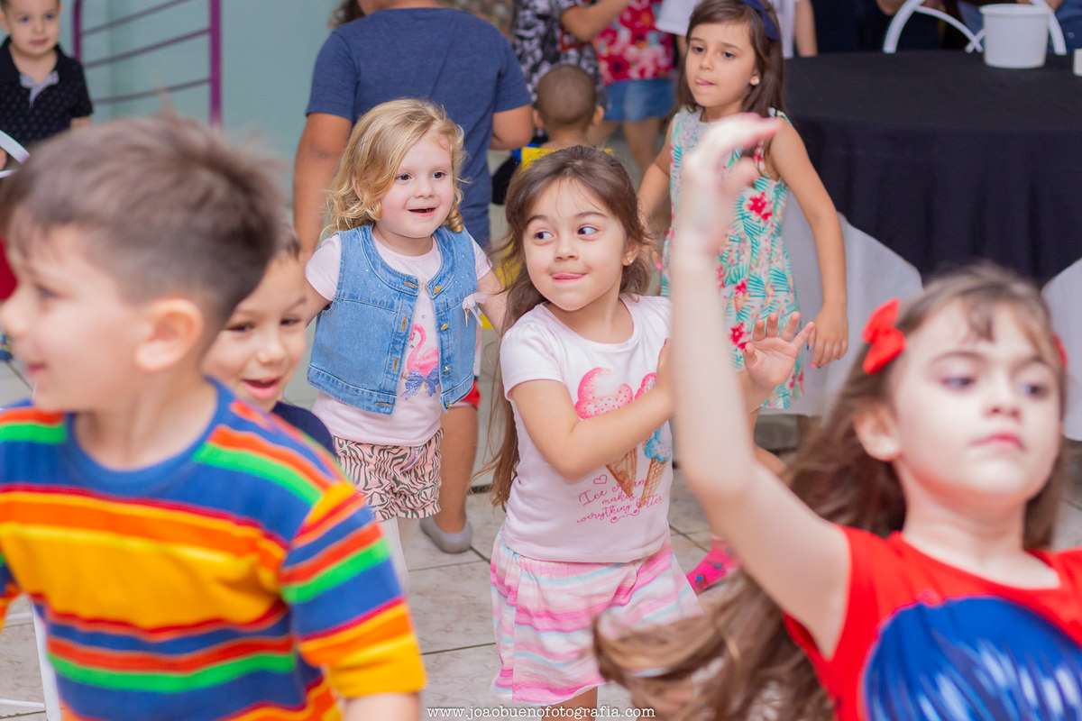 Buffet infantil Jardim das Festas, buffet infantil bauru, aniversário tema harry potter, amigas cantando parabéns em aniversário