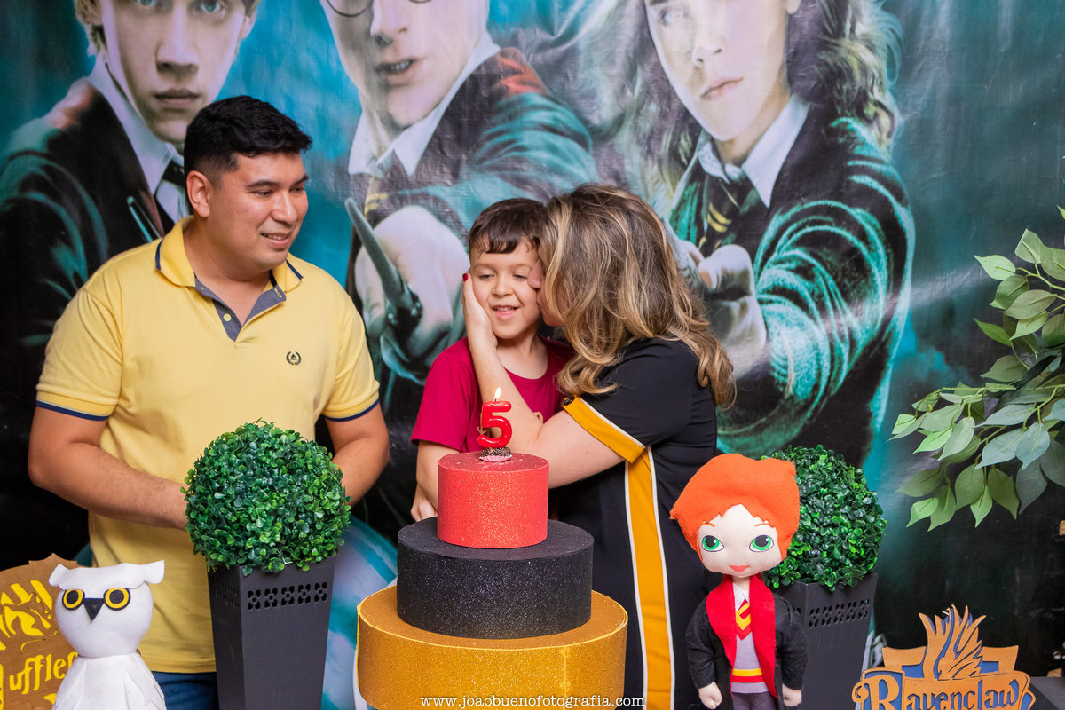 Buffet infantil Jardim das Festas, buffet infantil bauru, aniversário tema harry potter, mãe beijando filho na hora do parabéns