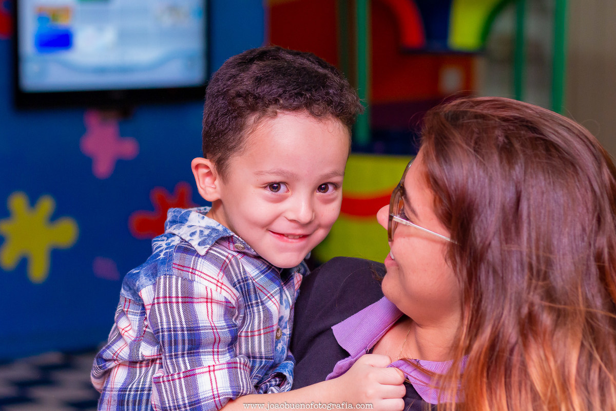 Buffet infantil Jardim das Festas, buffet infantil bauru, aniversário tema harry potter, criança brincando com monitora