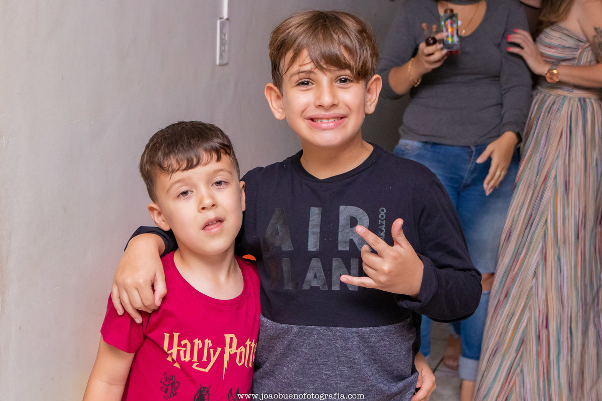 Buffet infantil Jardim das Festas, buffet infantil bauru, aniversário tema harry potter, amigos tirando foto juntos em aniversário