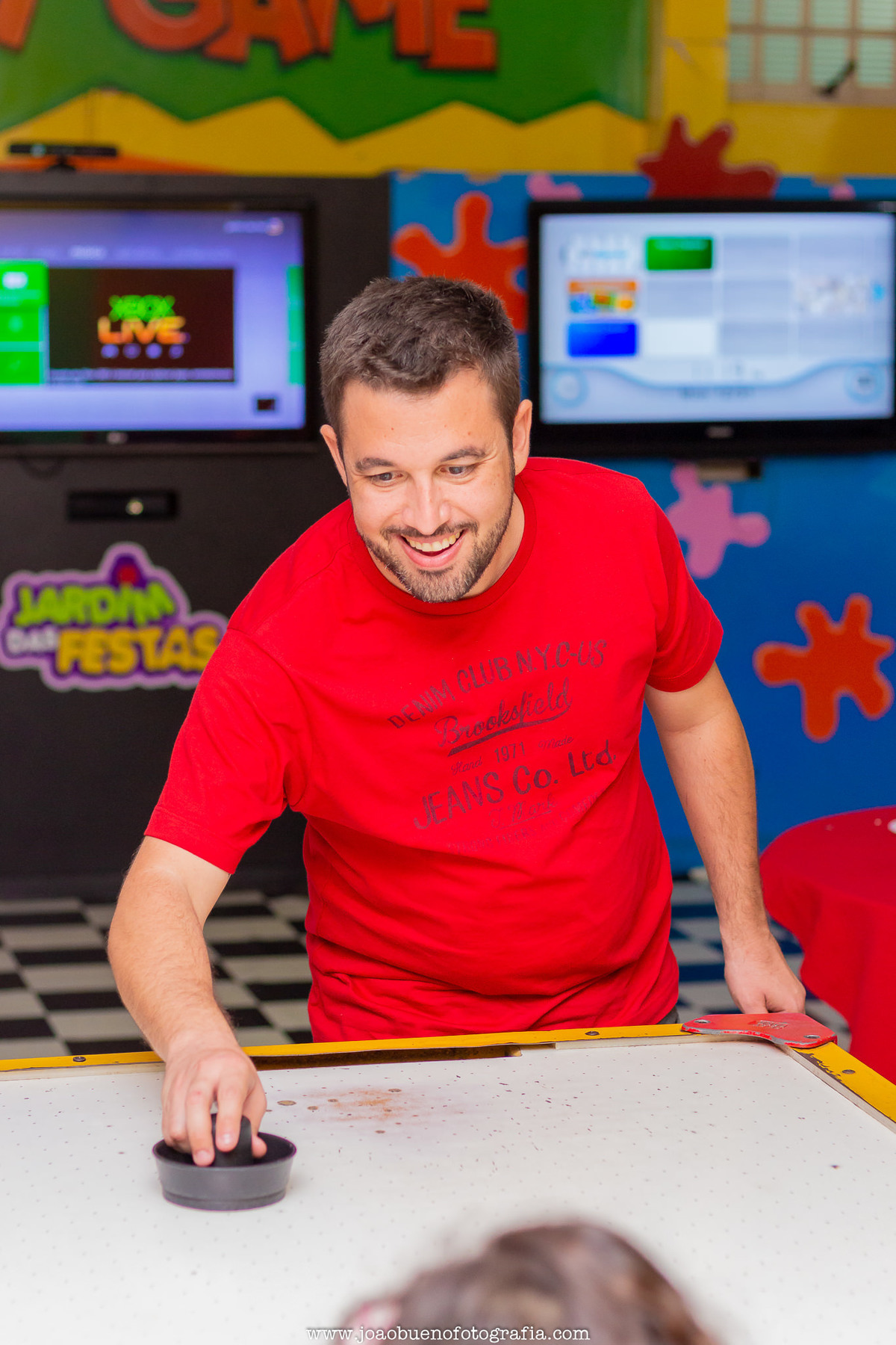 Buffet infantil Jardim das Festas, buffet infantil bauru, aniversário tema harry potter, adulto jogando air hockey