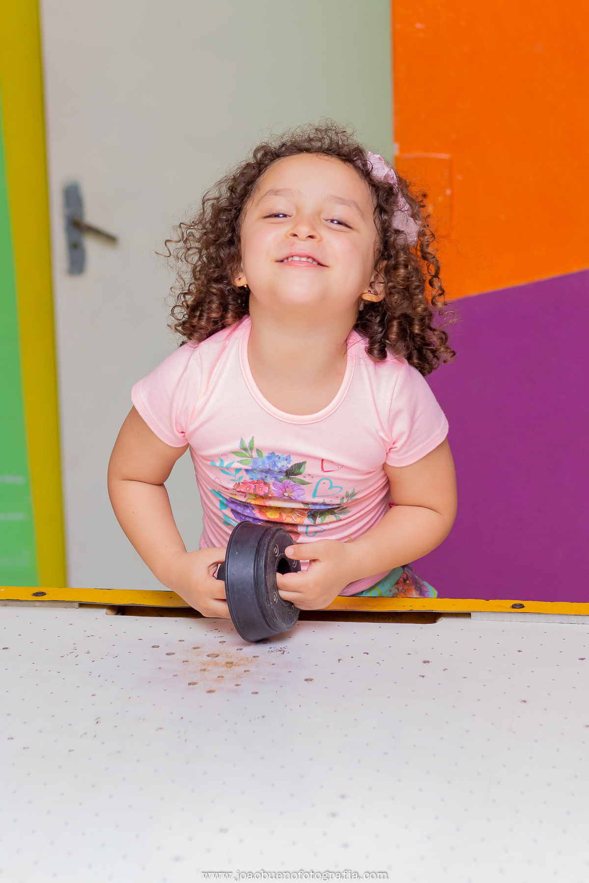 Buffet infantil Jardim das Festas, buffet infantil bauru, aniversário tema harry potter, menininha jogando air hockey em aniversário