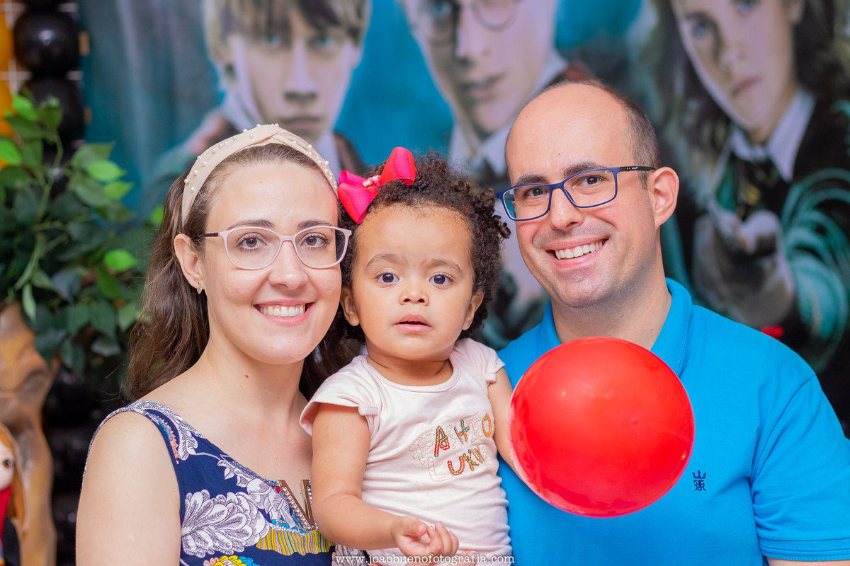 Buffet infantil Jardim das Festas, buffet infantil bauru, aniversário tema harry potter, família sorrindo para a foto em aniversário