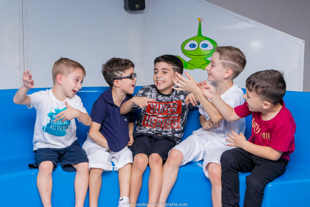 Buffet infantil Jardim das Festas, buffet infantil bauru, aniversário tema harry potter, amigos brincando em la bamba