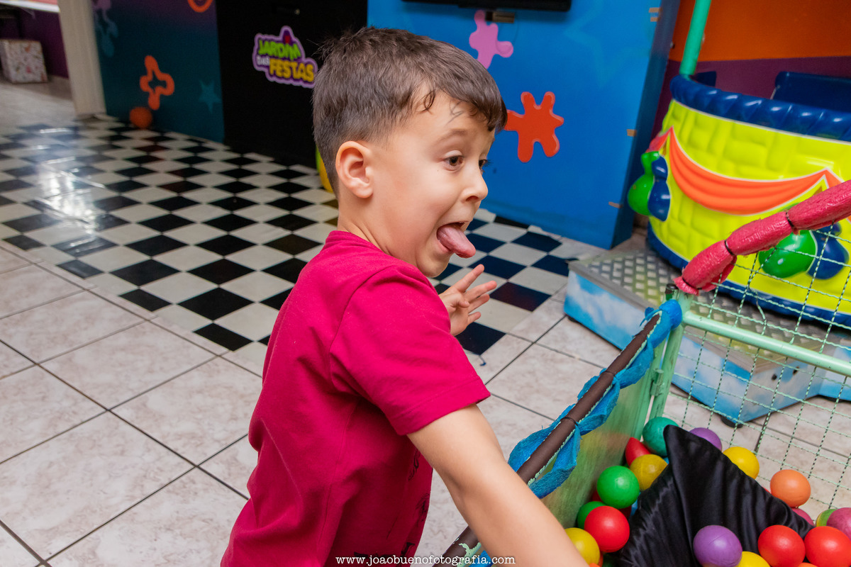 Buffet infantil Jardim das Festas, buffet infantil bauru, aniversário tema harry potter, aniversariante brincando de jogar bolinhas
