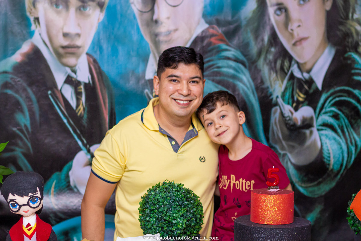 Buffet infantil Jardim das Festas, buffet infantil bauru, aniversário tema harry potter, pai e filho na mesa do bolo em aniversário
