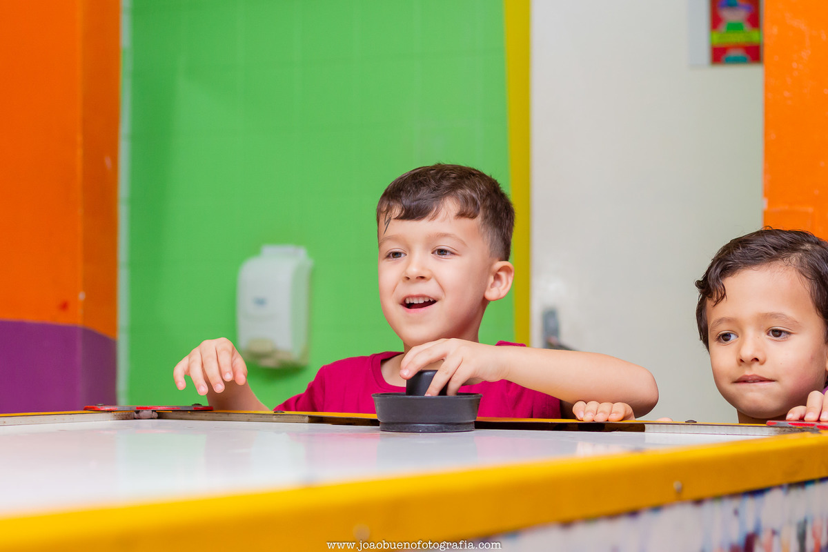 Buffet infantil Jardim das Festas, buffet infantil bauru, aniversário tema harry potter, criança brincando no air hockey