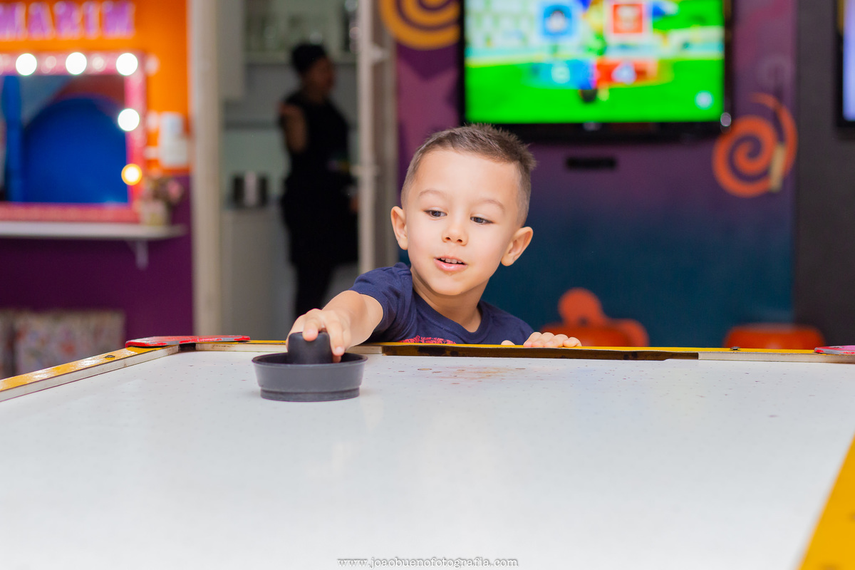 Buffet infantil Jardim das Festas, buffet infantil bauru, aniversário tema harry potter, convidado brincando no air hockey