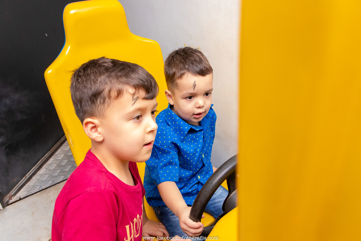 Buffet infantil Jardim das Festas, buffet infantil bauru, aniversário tema harry potter, amigos brincando de dirigir
