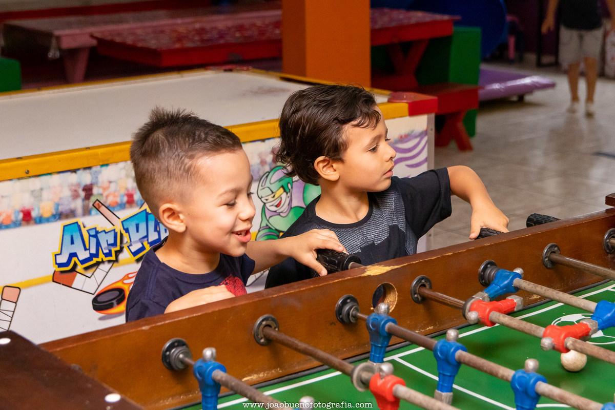 Buffet infantil Jardim das Festas, buffet infantil bauru, aniversário tema harry potter, amigos brincando no pebolim