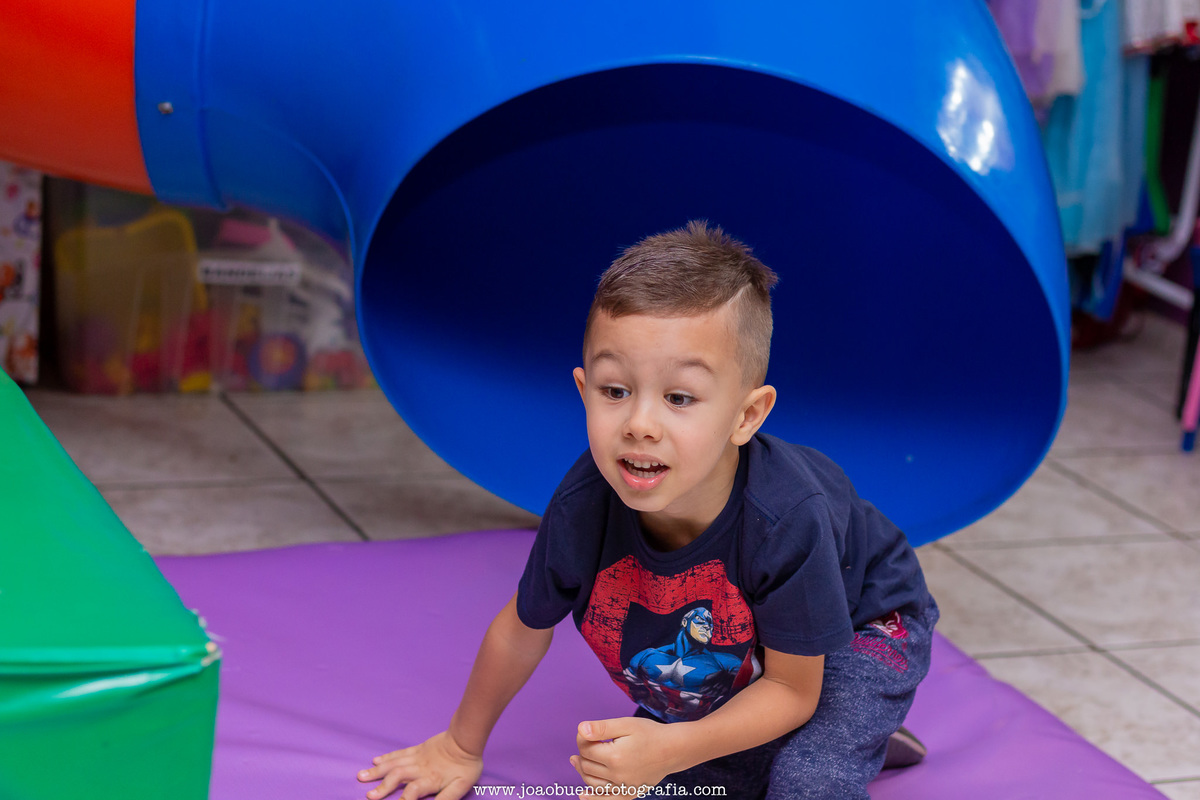 Buffet infantil Jardim das Festas, buffet infantil bauru, aniversário tema harry potter, menino descendo pelo escorregador