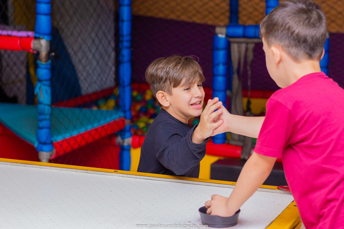 Buffet infantil Jardim das Festas, buffet infantil bauru, aniversário tema harry potter, amigos se cumprimentando 
