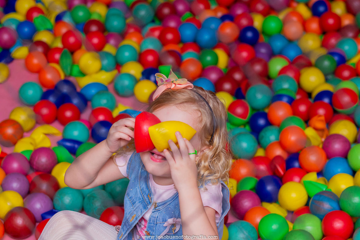 Buffet infantil Jardim das Festas, buffet infantil bauru, aniversário tema harry potter, menina brincando na piscina de bolinhas