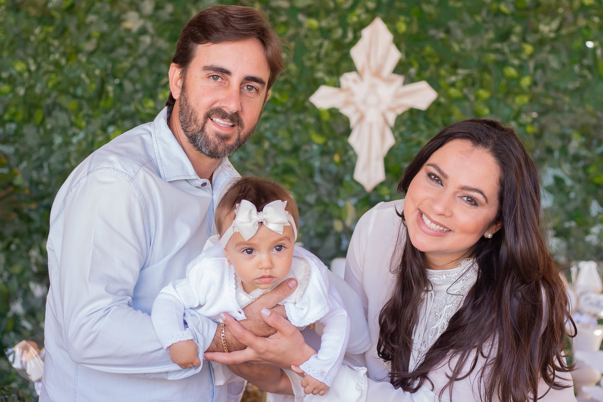 Paróquia Nossa Senhora das Graças Bauru, batizado em Bauru, pais e filha brincando de aviãozinho em seu batismo