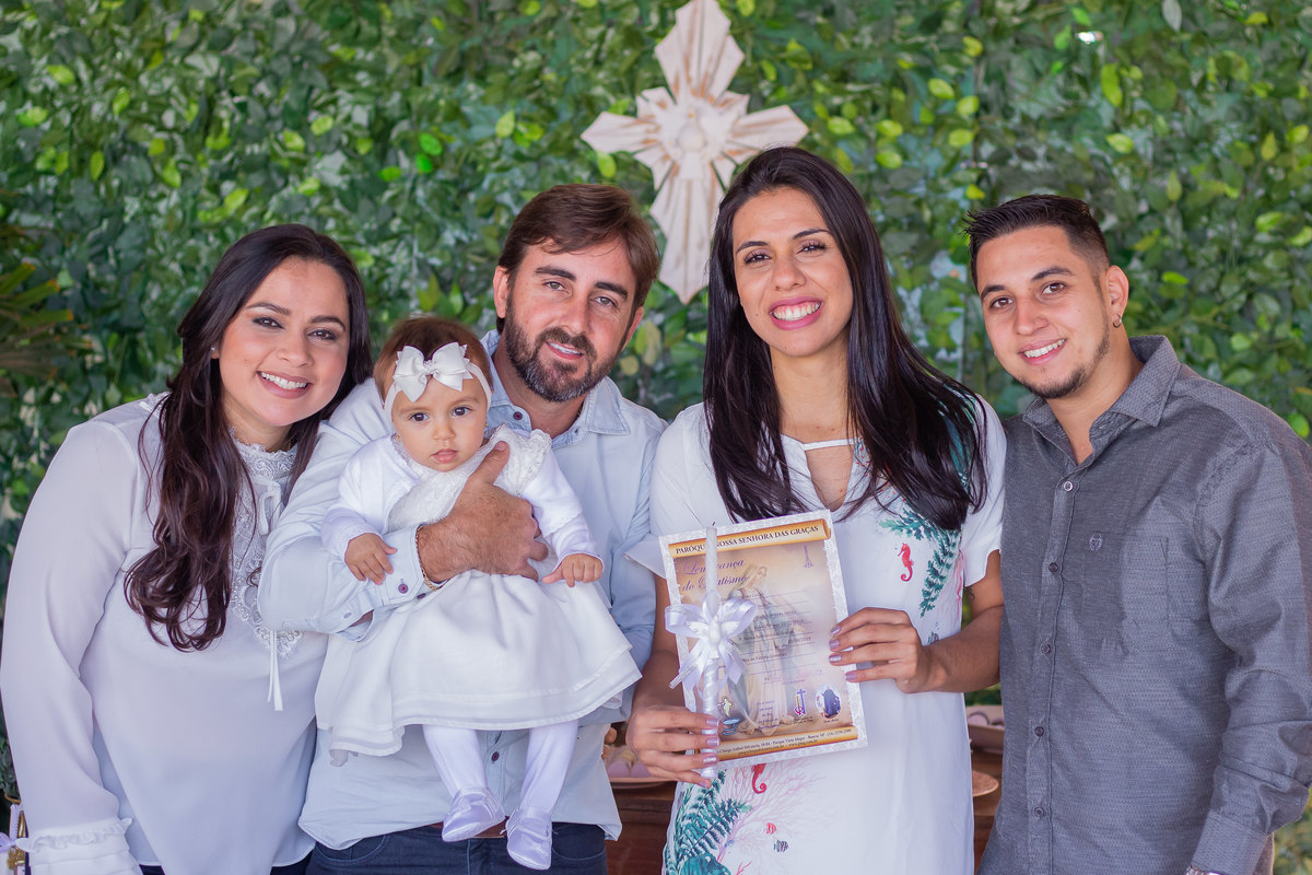 Paróquia Nossa Senhora das Graças Bauru, batizado em Bauru, família tirando foto com o certificado de batismo