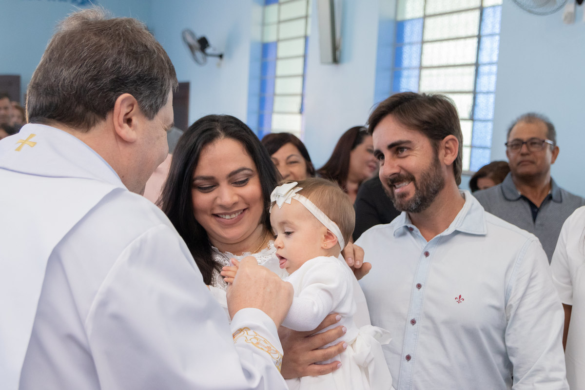 Paróquia Nossa Senhora das Graças Bauru, batizado em Bauru, padre rezando em batismo