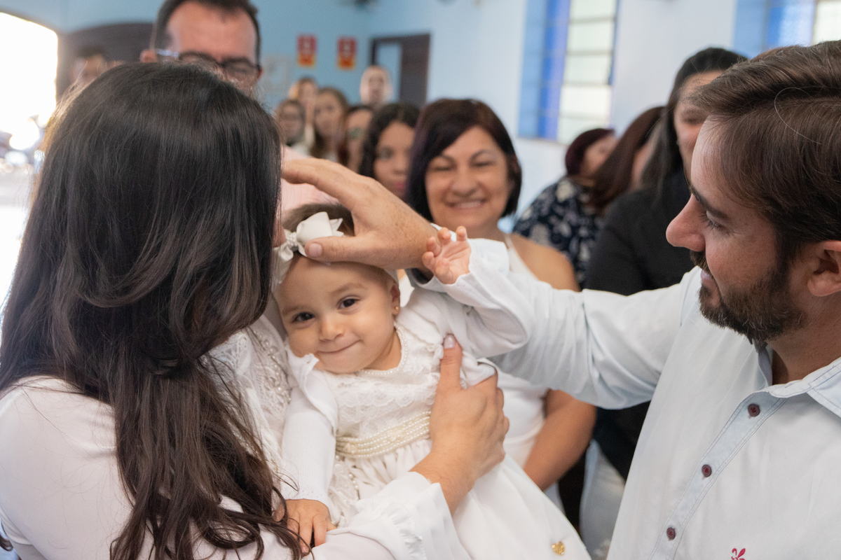 Paróquia Nossa Senhora das Graças Bauru, batizado em Bauru, bebê rindo em seu batismo