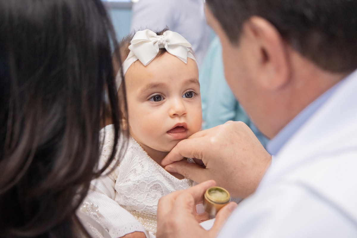 Paróquia Nossa Senhora das Graças Bauru, batizado em Bauru, padre na missa do batismo, bebê celebrando seu batismo