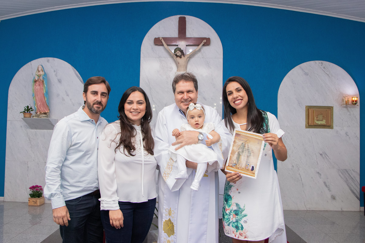 Paróquia Nossa Senhora das Graças Bauru, batizado em Bauru, família e padre reunidos em batizado