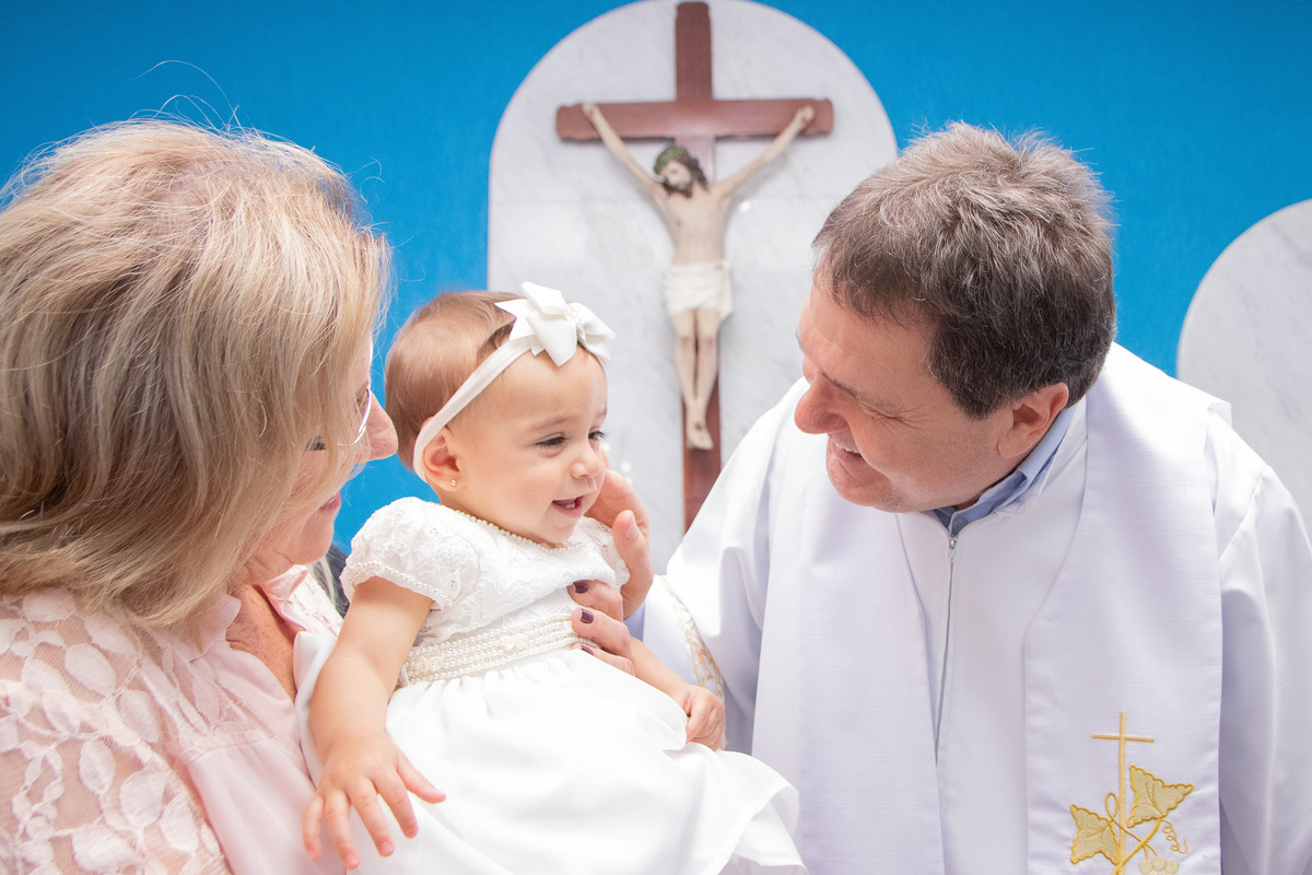 Paróquia Nossa Senhora das Graças Bauru, batizado em Bauru, bebê e padre rindo em seu batismo