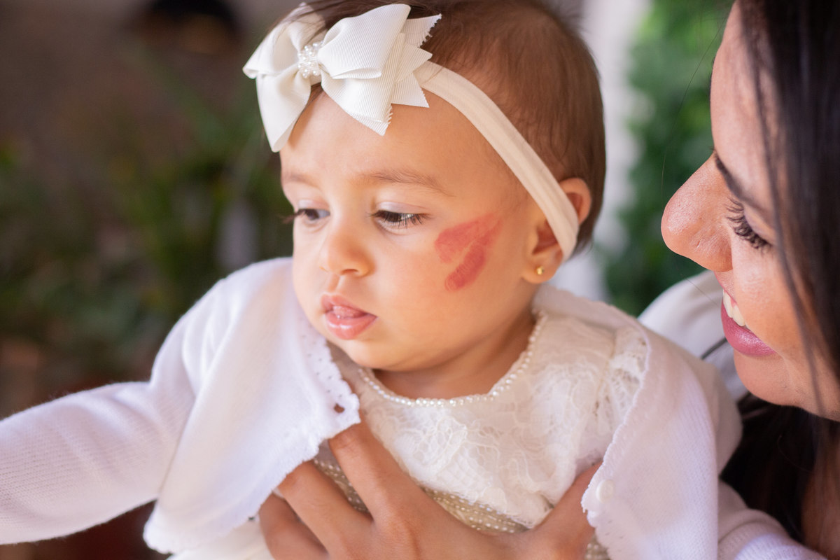 Paróquia Nossa Senhora das Graças Bauru, batizado em Bauru, bebê recebendo beijo de madrinha