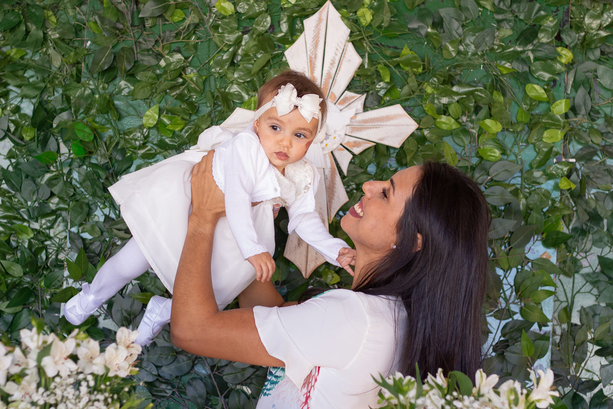 Paróquia Nossa Senhora das Graças Bauru, batizado em Bauru, bebê e madrinha comemorando seu batismo
